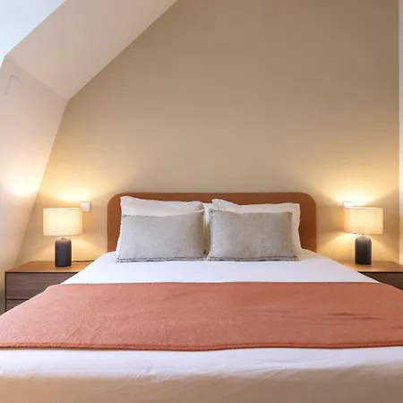 Spacious 2Br With Balcony By Lovelystay
