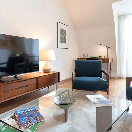 Spacious 2Br With Balcony By Lovelystay ליסבון