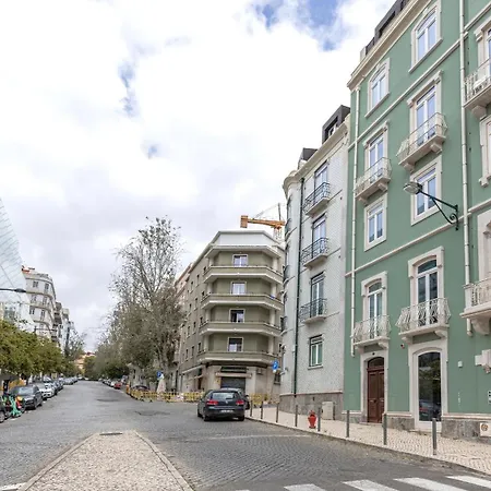דירה Spacious 2Br With Balcony By Lovelystay