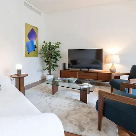 Spacious 2Br With Balcony By Lovelystay ליסבון