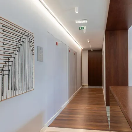 Spacious 2Br With Balcony By Lovelystay ליסבון