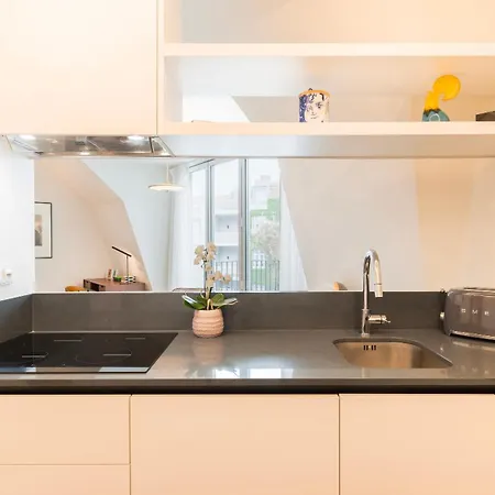 Spacious 2Br With Balcony By Lovelystay דירה ליסבון
