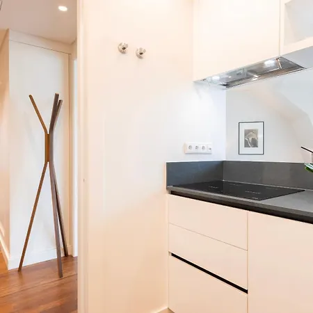 Stunning With Balcony By Lovelystay Апартаменты *