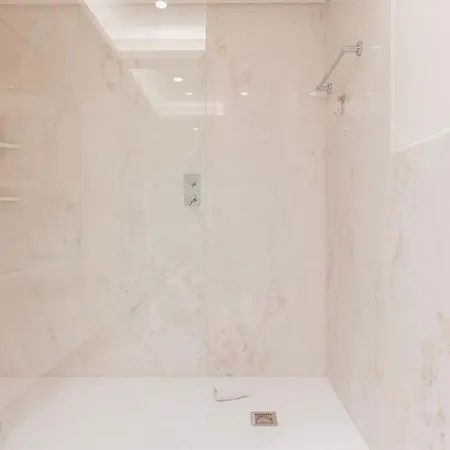 Spacious 2Br With Balcony By Lovelystay דירה