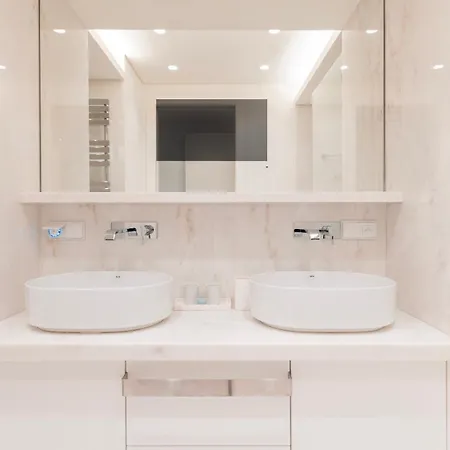 Spacious 2Br With Balcony By Lovelystay דירה *
