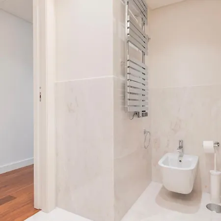 Spacious 2Br With Balcony By Lovelystay