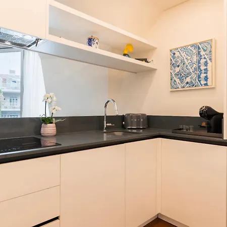 Spacious 2Br With Balcony By Lovelystay דירה ליסבון