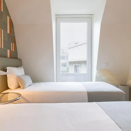 Spacious 2Br With Balcony By Lovelystay ליסבון