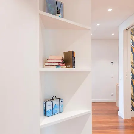 Spacious 2Br With Balcony By Lovelystay ליסבון