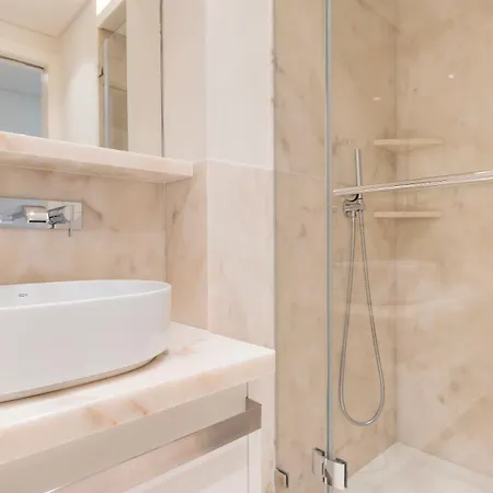 Spacious 2Br With Balcony By Lovelystay דירה ליסבון