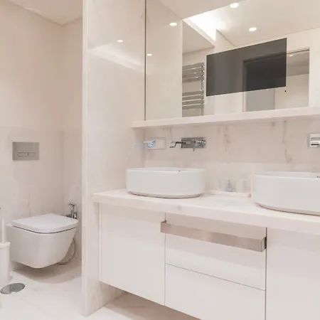 Spacious 2Br With Balcony By Lovelystay ליסבון