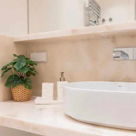 Lägenhet Stunning With Balcony By Lovelystay *